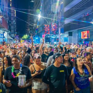 Choveu alegria! Público resiste à chuva e faz a festa nos blocos de Guarapari.